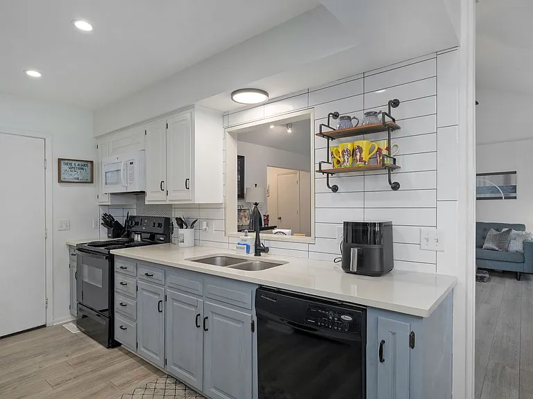 2351 S Rogers Ave — Photo 13