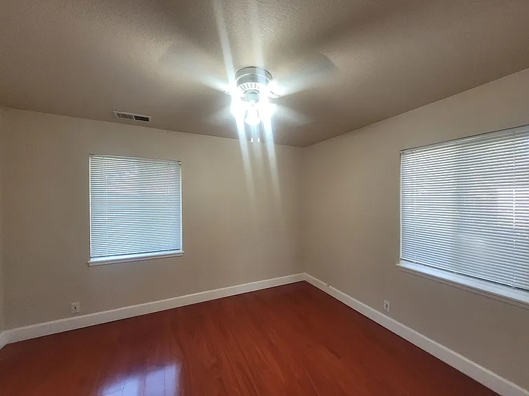 1908 Hackett Ave — Photo 22