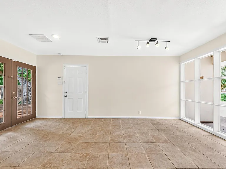 4045 Woodfox St — Photo 16