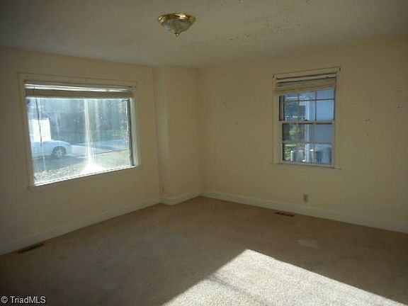 3rd image of 811 Holt Ave
