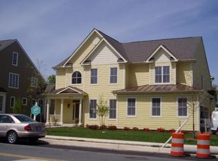 814 Locust St, Herndon, VA 20170