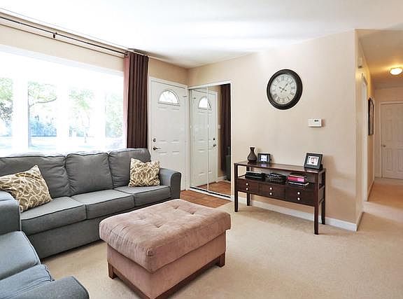 4th image of 560 Maywood Ln