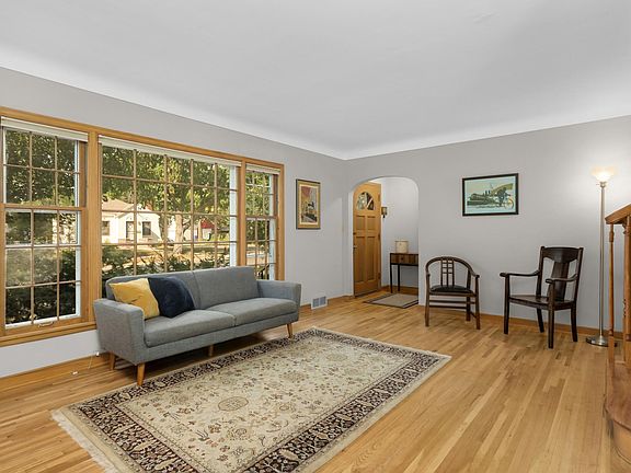3rd image of 2126 Scheffer Ave