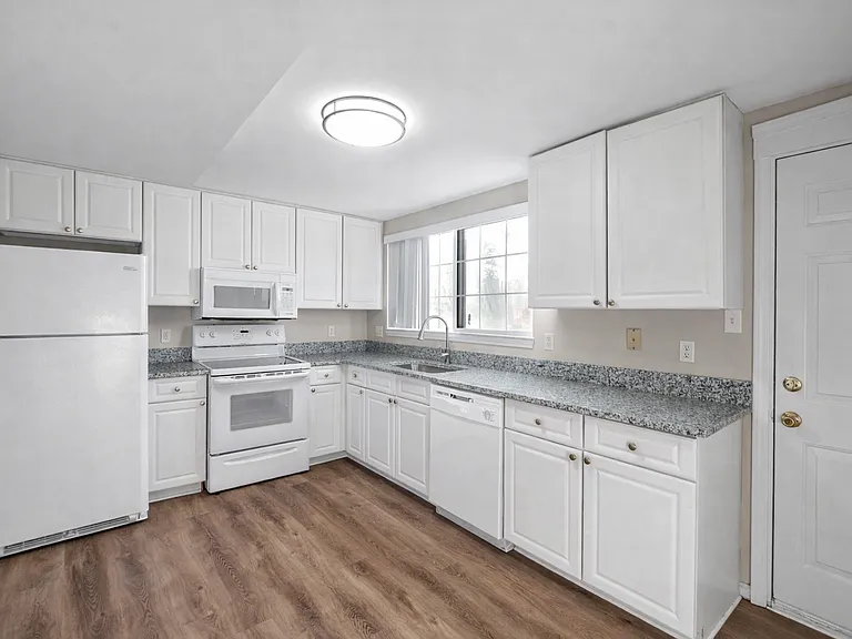 Donovan Townhomes — Photo 5