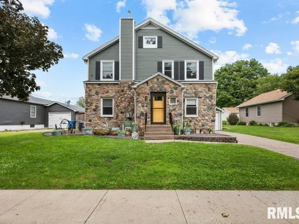 334 E James St, Walcott, IA 52773