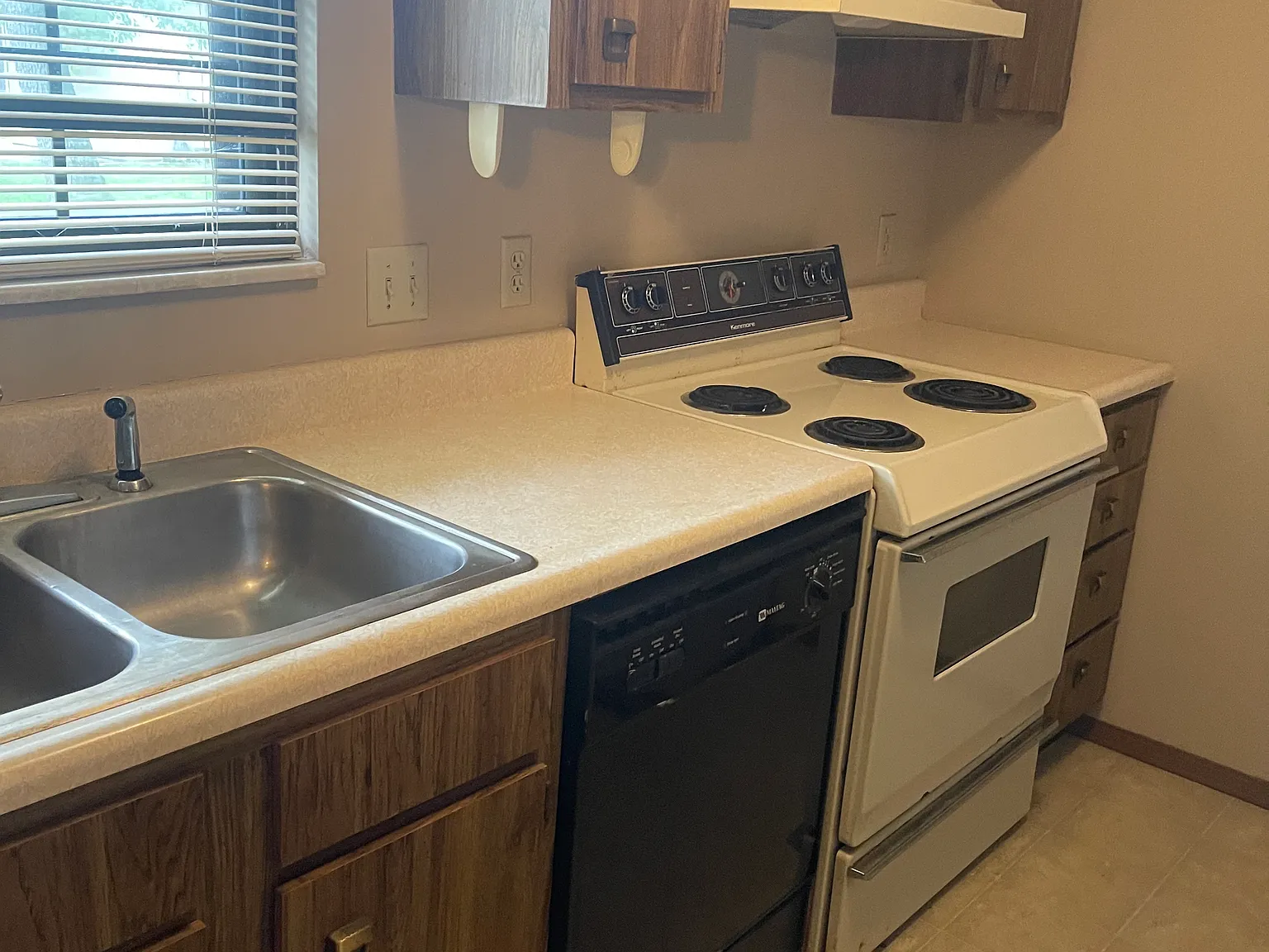 2 bed, 1.5 bath, 1049 sqft, $1,200 — Photo 3