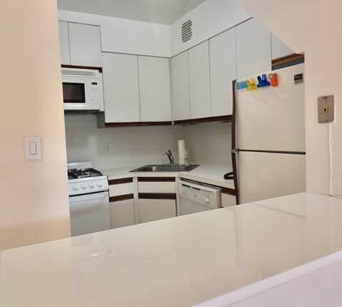 4th image of 45 W 76th St #4A2