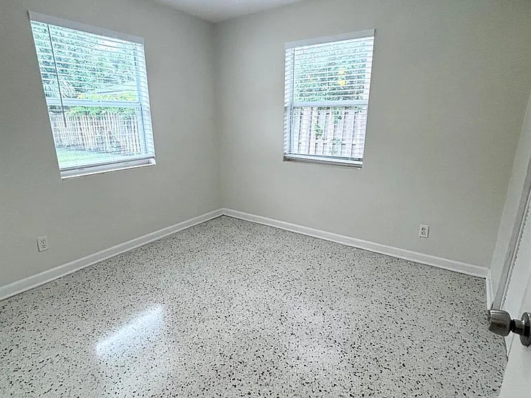218 Seville Rd — Photo 9