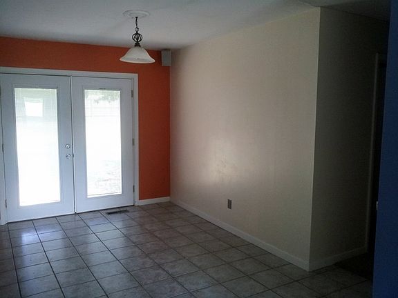 5th image of 902 W Preston Ave