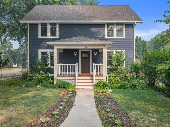102 Woodland LANE, Oconomowoc, WI 53066