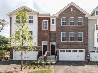 2498 Huntleigh Ln #9.02, Woodridge, IL