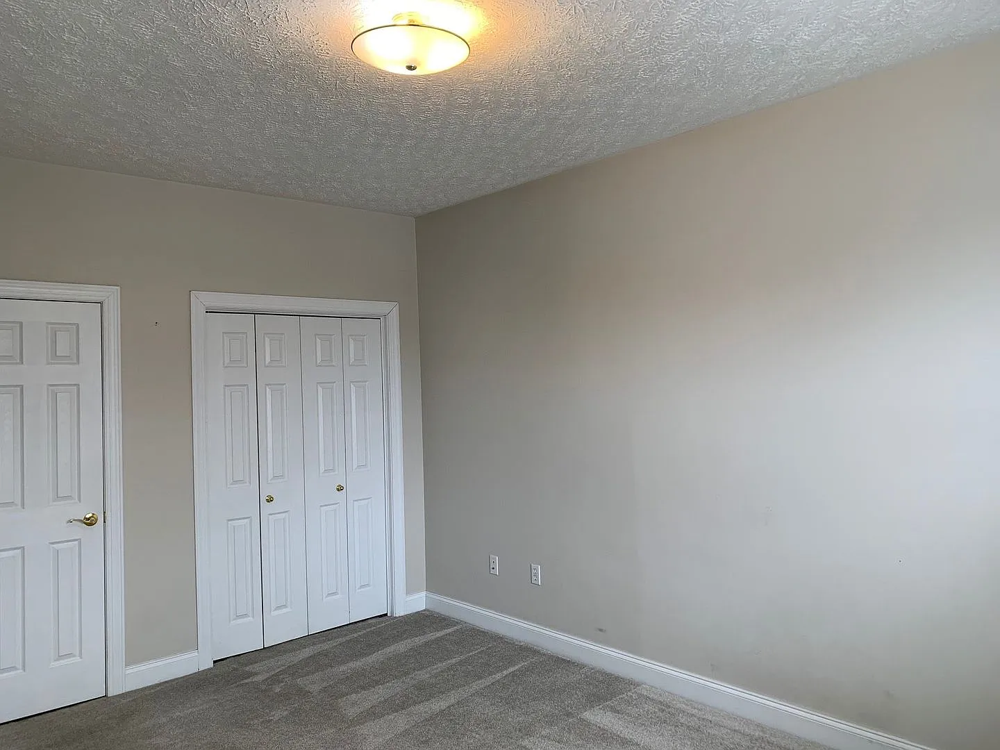 3 Bedroom 2.5 Bath End Unit Townhouse — Photo 3