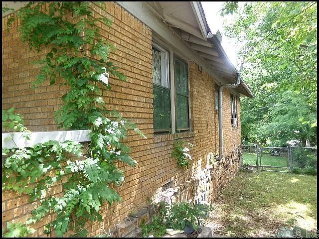 1024 Park Dr — Photo 2