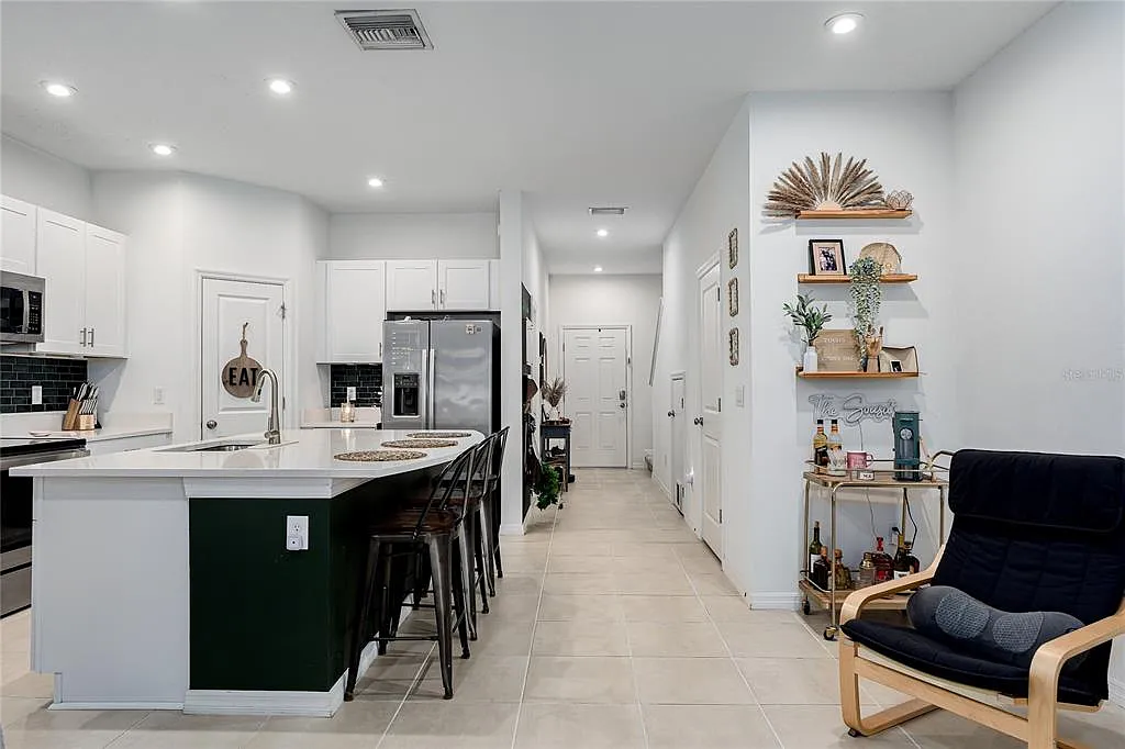 3 bed, 2.5 bath, 1407 sqft, $2,300 — Photo 4
