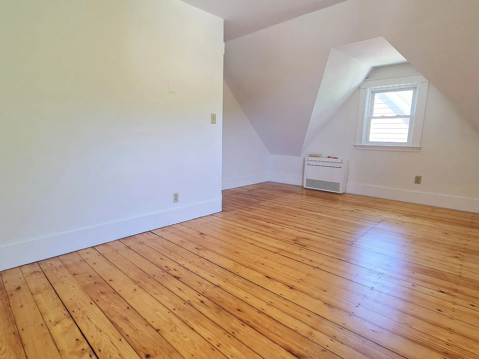 3 bed, 1400 sqft, $3,200 — Photo 4