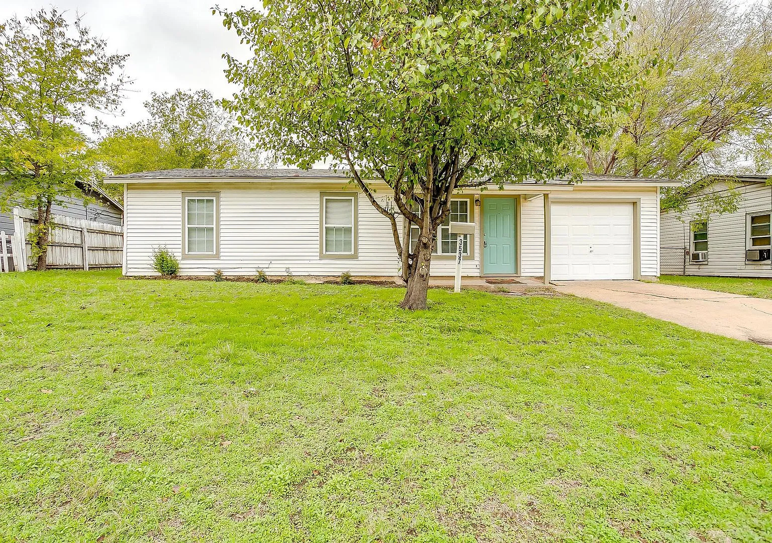 Amazing 3 Bed, 1 Bath in NE Fort Worth, Ready for New Tenants- 76111 — Photo 1