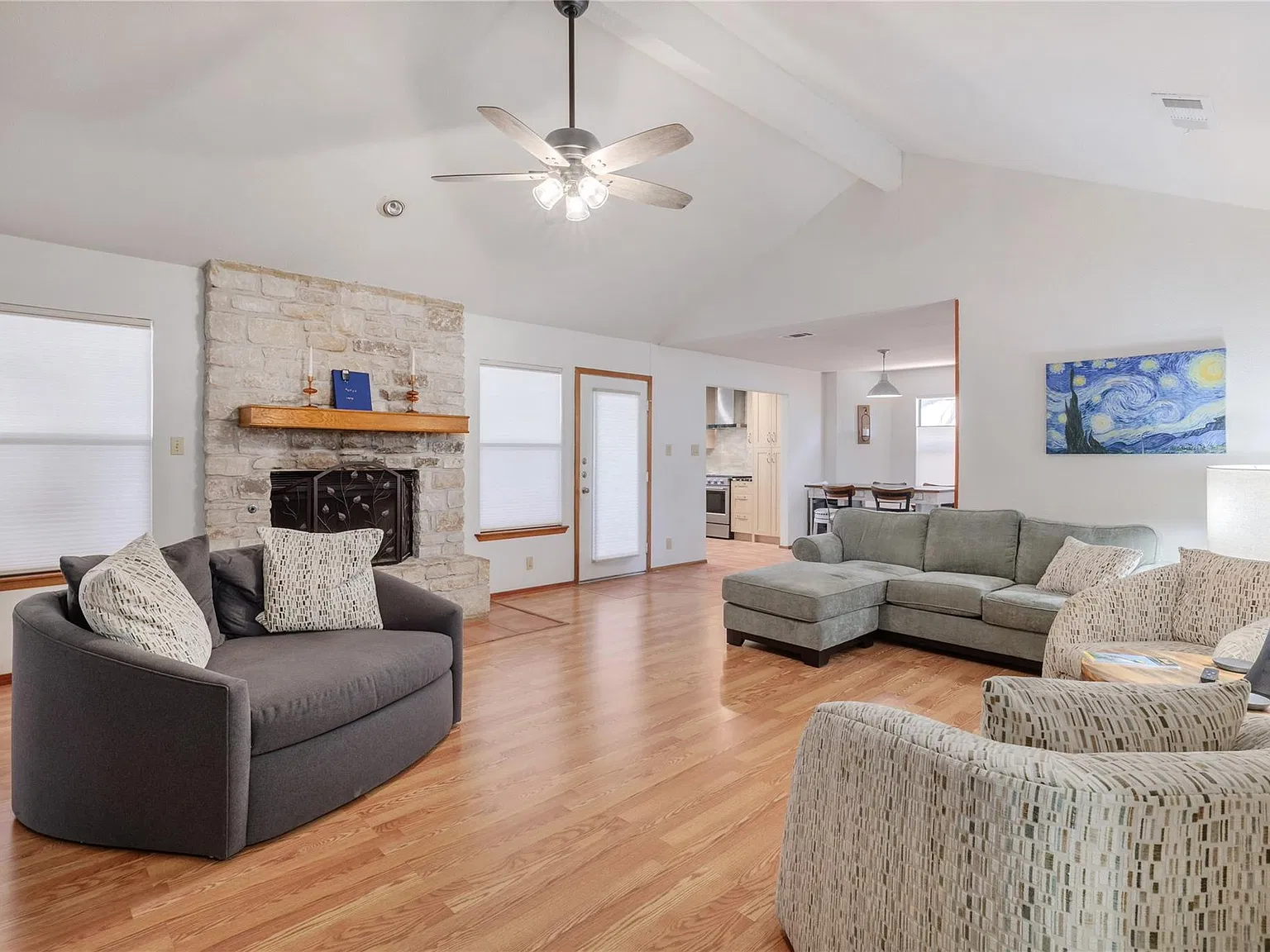 3 bed, 2.0 bath, 1394 sqft, $3,800 — Photo 2
