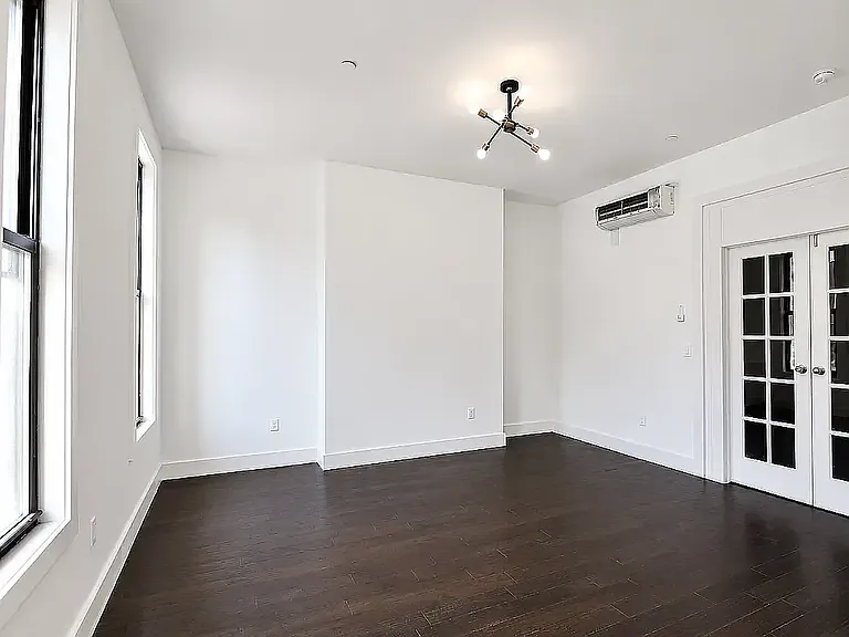 1110 Halsey St #6 — Photo 5
