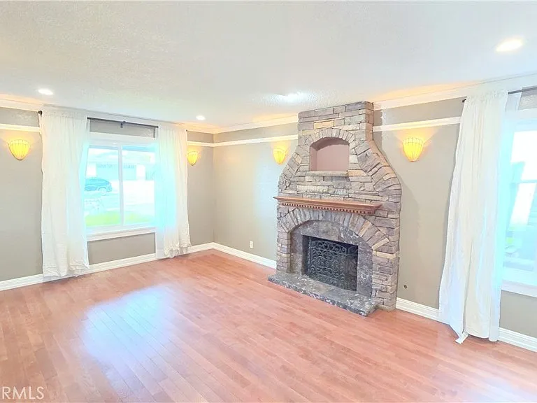 1368 N Balboa Ave — Photo 2