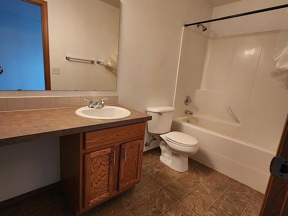 Shared full bath for upstairs bedrooms