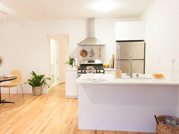 3rd image of 423 1/2 N Vendome St