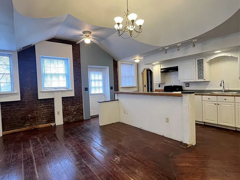 22 E Main St — Photo 4