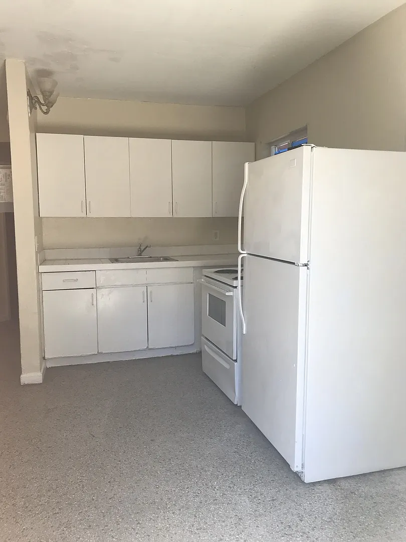 833 Nw 10 Ter - Sunmax — Photo 2