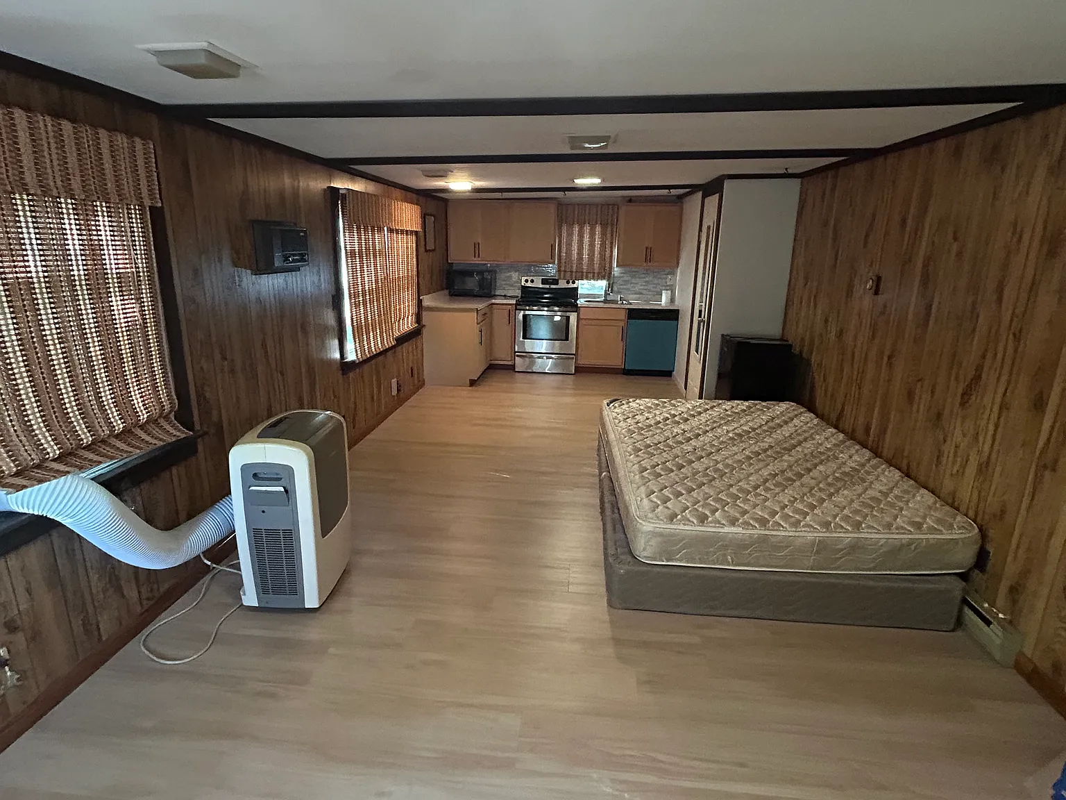 Studio, $999 — Photo 2