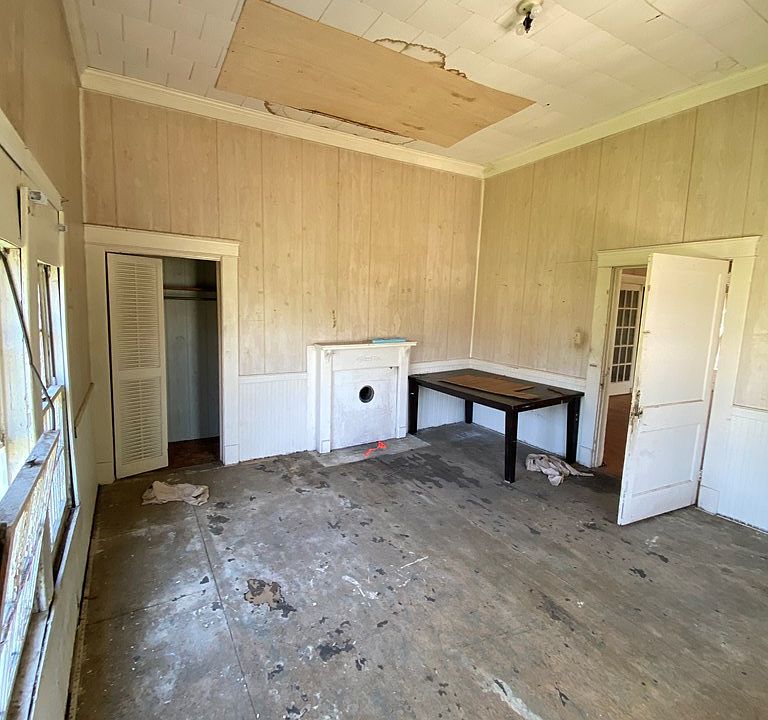 7th image of 356 E Pine St
