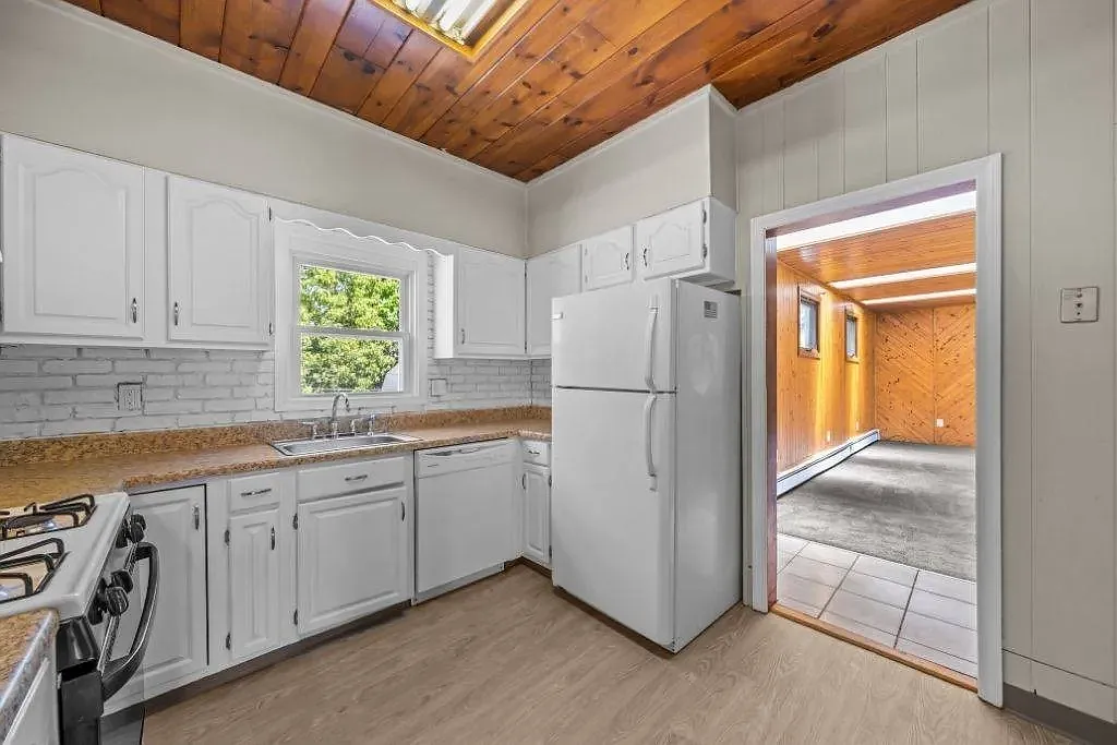 3 bed, 3123 sqft, $2,200 — Photo 4