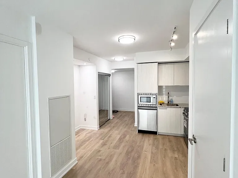 501 Yonge St #1001 — Photo 7