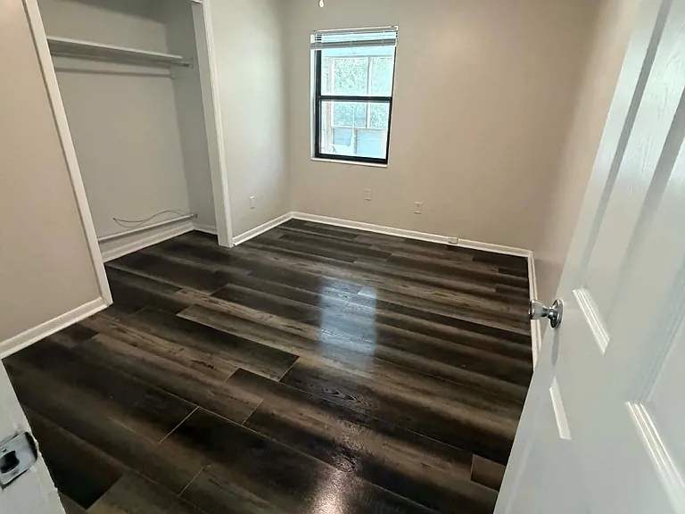 210 SW Elizabeth Ct — Photo 1