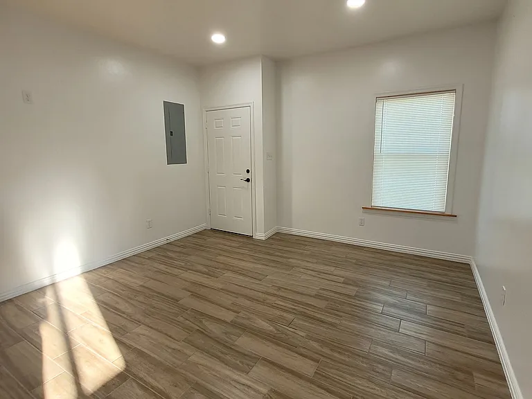 1005 County Road 3556 — Photo 2