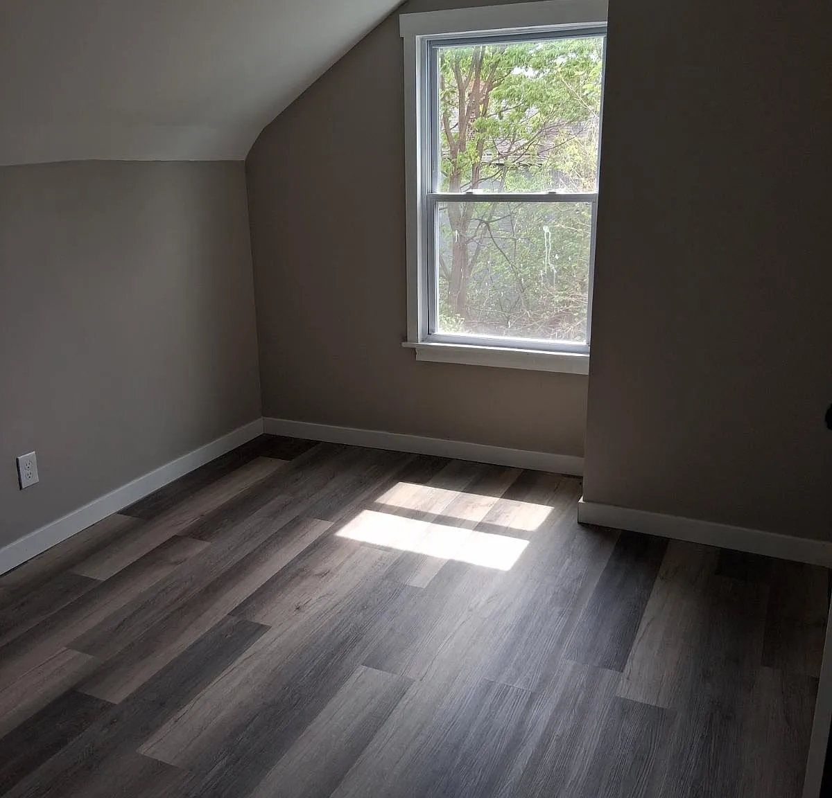 3 bed, 100 sqft, $1,475 — Photo 4