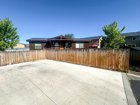 3rd image of 284 SE Togo Ln