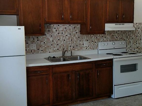 2nd image of 1004 E Illinois St
