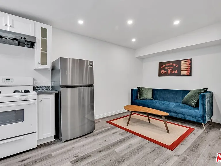 653 W Knoll Dr — Photo 9