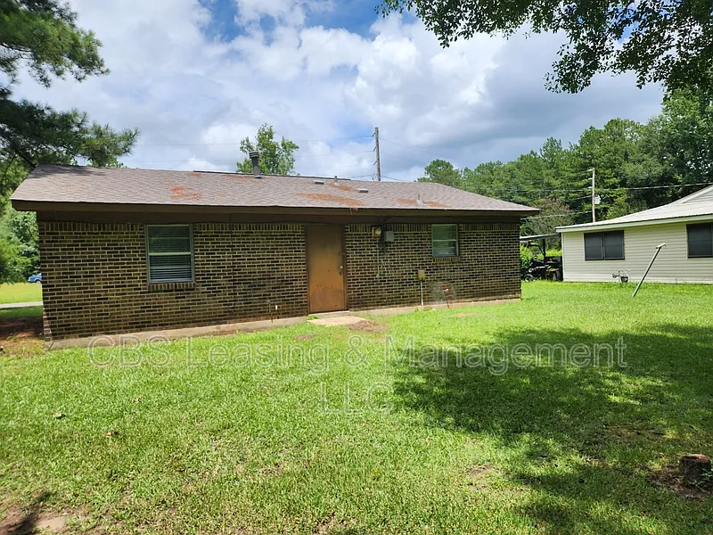 3 bed, 1.0 bath, 1013 sqft, $1,200 — Photo 2