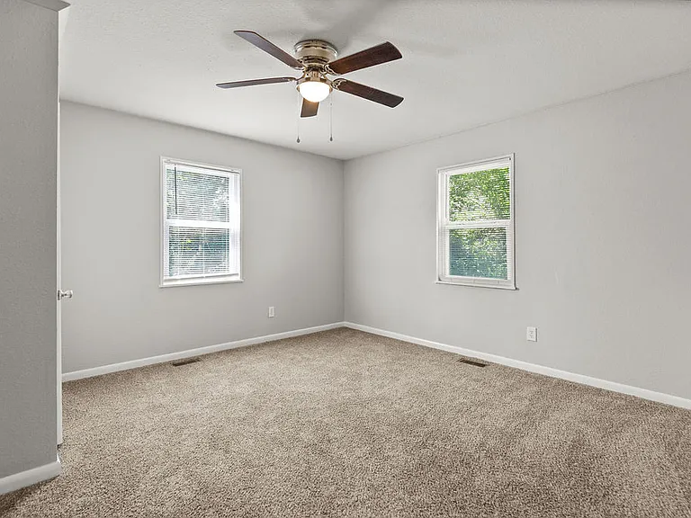 2300 W Holly St — Photo 17
