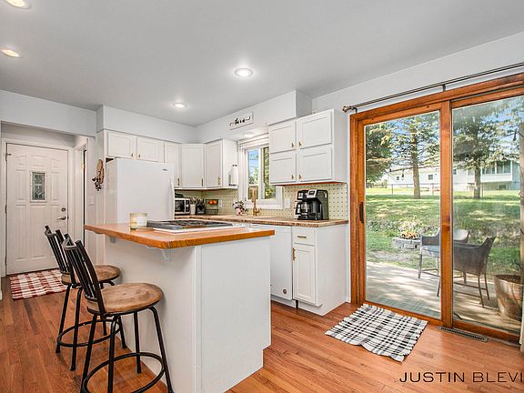2nd image of 5481 Rockbluff Dr NE