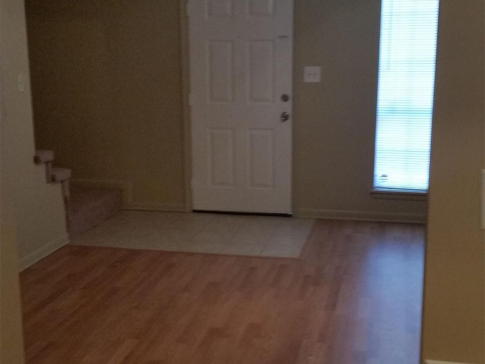Living room w/tile in entryway