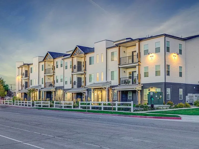 Aria Townhomes and Apartments — Photo 5