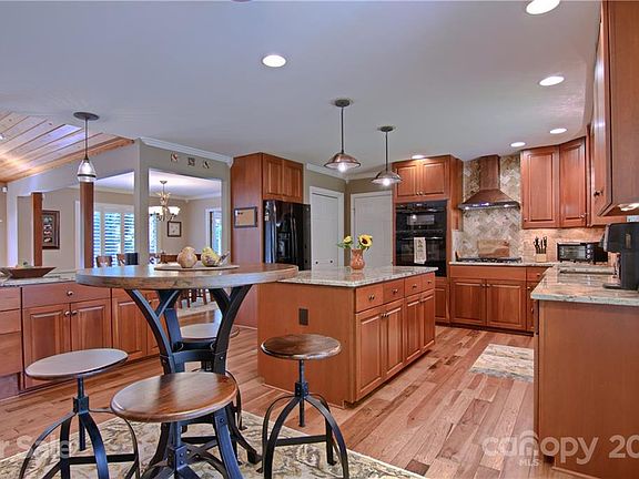 5th image of 2009 Mountain Ash Cir