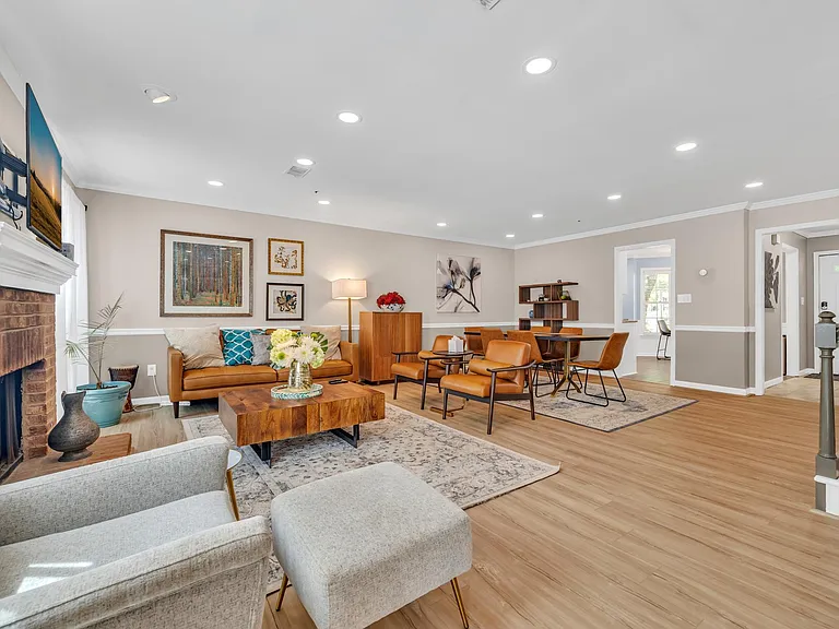 586 Saint James Walk SE — Photo 10