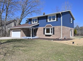 10234 N La Cresta Dr, Mequon, WI 53092