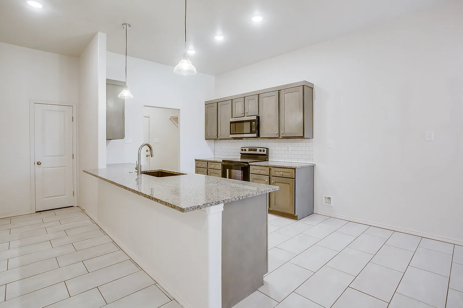 3 bed, 2.0 bath, 1465 sqft, $1,375 — Photo 2