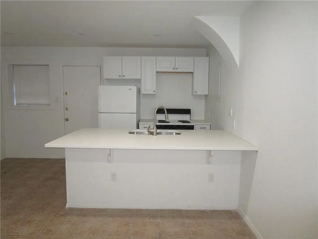2 bed, 1.0 bath, 786 sqft, $1,200 — Photo 2