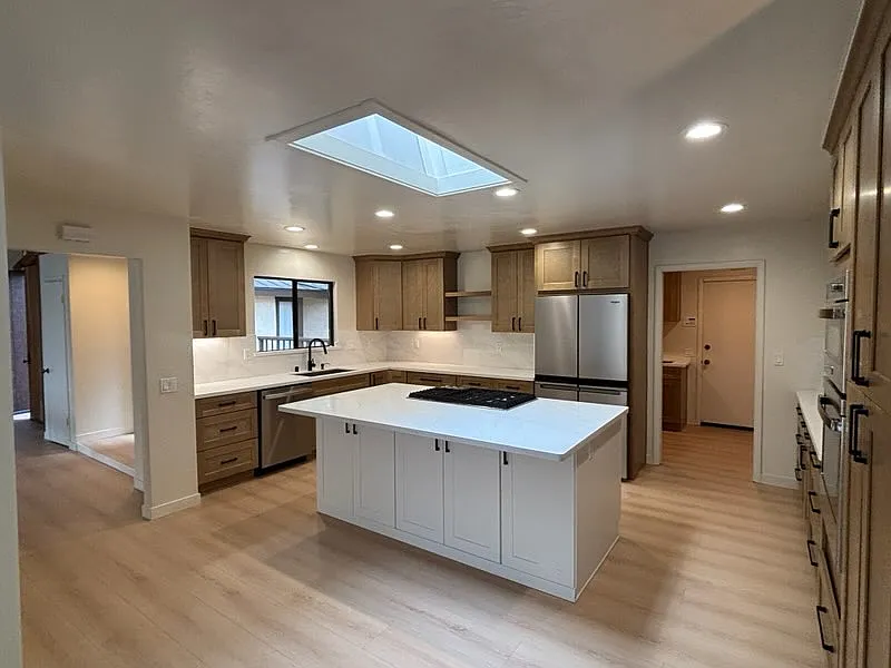 3 bed, 2.5 bath, 2802 sqft, $6,195 — Photo 3