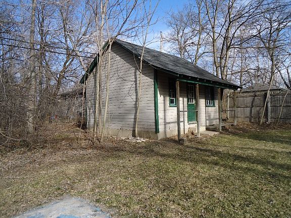 4th image of 196 E Shorewood Dr