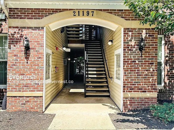 1 bed, 1.0 bath, 731 sqft, $1,900 — Photo 2